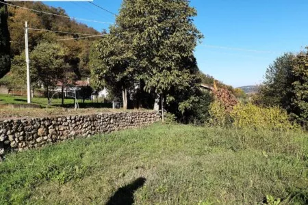 In località Villa del Ferro nel comune di Val Liona proponiamo terreno in vendita in bella posizione collinare.Il terreno ha estensione di ...