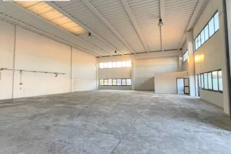 A Lonigo, in zona industriale, proponiamo capannone ad uso artigianale/industriale in vendita.  L'immobile ha estensione complessiva di cir...