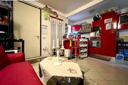 In zona residenziale molto comoda al centro di Lonigo, proponiamo grazioso appartamento bicamere locato in vendita.L'immobile risulta ideal...
