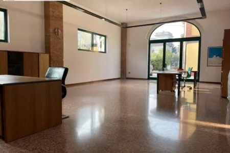 A Montebello Vicentino, in zona semicentrale di ampio passaggio, proponiamo spazioso ufficio in affitto, libero da subito.L'immobile si col...