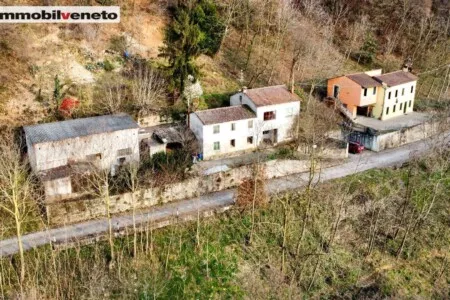 In zona collinare verdeggiante, proponiamo ampio rustico da ristrutturare nel comune di Val Liona.La soluzione si sviluppa in zona di facil...