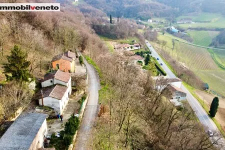 In zona collinare verdeggiante, proponiamo ampio rustico da ristrutturare nel comune di Val Liona.La soluzione si sviluppa in zona di facil...