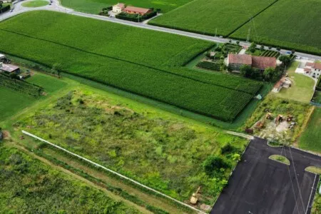 A Brendola, in area di aperta campagna prossima alla zona industriale, proponiamo in vendita ampio lotto di terreno di natura edificabile.L...