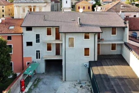 In pieno centro paese a Sossano proponiamo in vendita spazioso appartamento attualmente allo stato grezzo.L'immobile presenta magnifica vis...