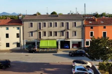 In pieno centro paese a Sossano, proponiamo in vendita ampio appartamento con vista mozzafiato sul centro storico.L'immobile risulta incast...