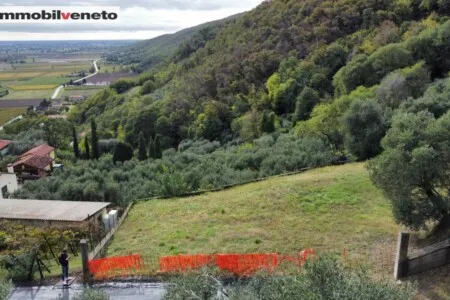 A Grancona, in località Villa del Ferro, disponiamo di ampio lotto di terreno edificabile proposto in vendita. La zona collinare in cui è s...