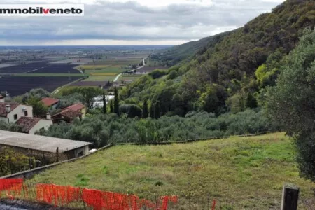 A Grancona, in località Villa del Ferro, disponiamo di ampio lotto di terreno edificabile proposto in vendita. La zona collinare in cui è s...