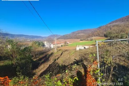 In località Campolongo di San Germano dei Berici, nel cuore della Val Liona e dei suoi paesaggi verdi collinari, proponiamo bel terreno di natura e...