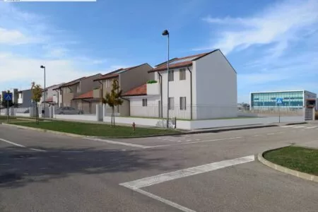 In località Torri di Confine, proponiamo in vendita nuove costruzione a schiera in quartiere residenziale moderno e servito.La posizione ri...