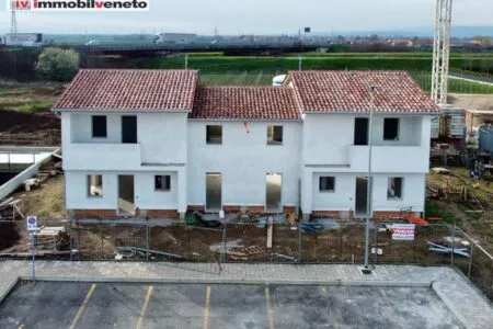In quartiere moderno di ultima edificazione a Lonigo, proponiamo in vendita nuova soluzione bifamiliare con inizio costruzione prevista per i primi...