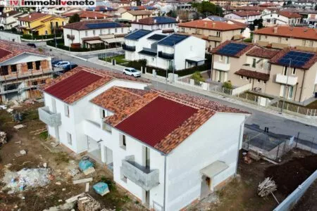 In quartiere moderno di ultima edificazione a Lonigo, proponiamo in vendita nuova soluzione bifamiliare con inizio costruzione prevista per i primi...