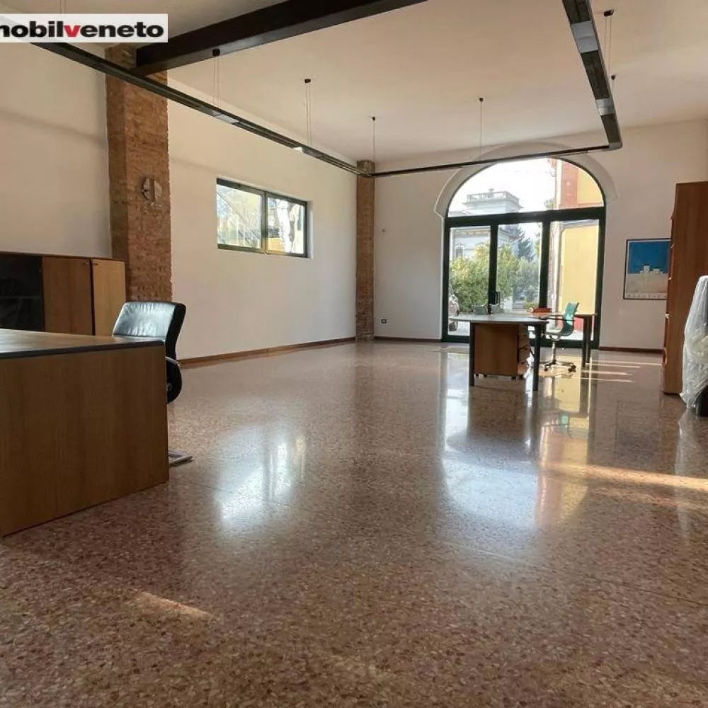 A Montebello Vicentino, in zona semicentrale di ampio passaggio, proponiamo spazioso ufficio in affitto, libero da subito.L'immobile si col...