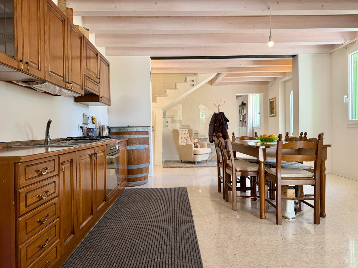 Cucina Con Vetrata Sul Giardino